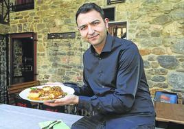 Alberto Coro, con el plato de bacalao.