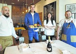 El equipo de La Rula, en la sala del restaurante gijonés.