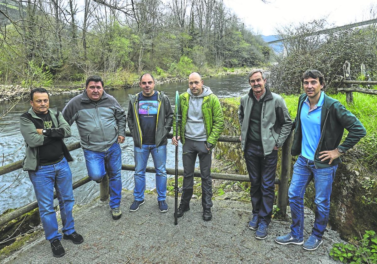 De izquierda a derecha, Raúl Sánchez, Eduardo López 'Villa', Juan Cuenya, Rubén Vidal, Fermín Corte y Carlos Álvarez, a orillas del pozo Carbajal del Narcea. PABLO LORENZANA