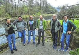 De izquierda a derecha, Raúl Sánchez, Eduardo López 'Villa', Juan Cuenya, Rubén Vidal, Fermín Corte y Carlos Álvarez, a orillas del pozo Carbajal del Narcea. PABLO LORENZANA