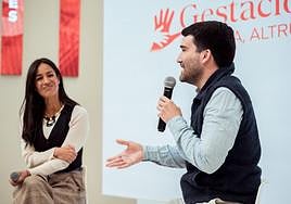 Begoña Villacís, ayer, con Eduardo Chaperón.