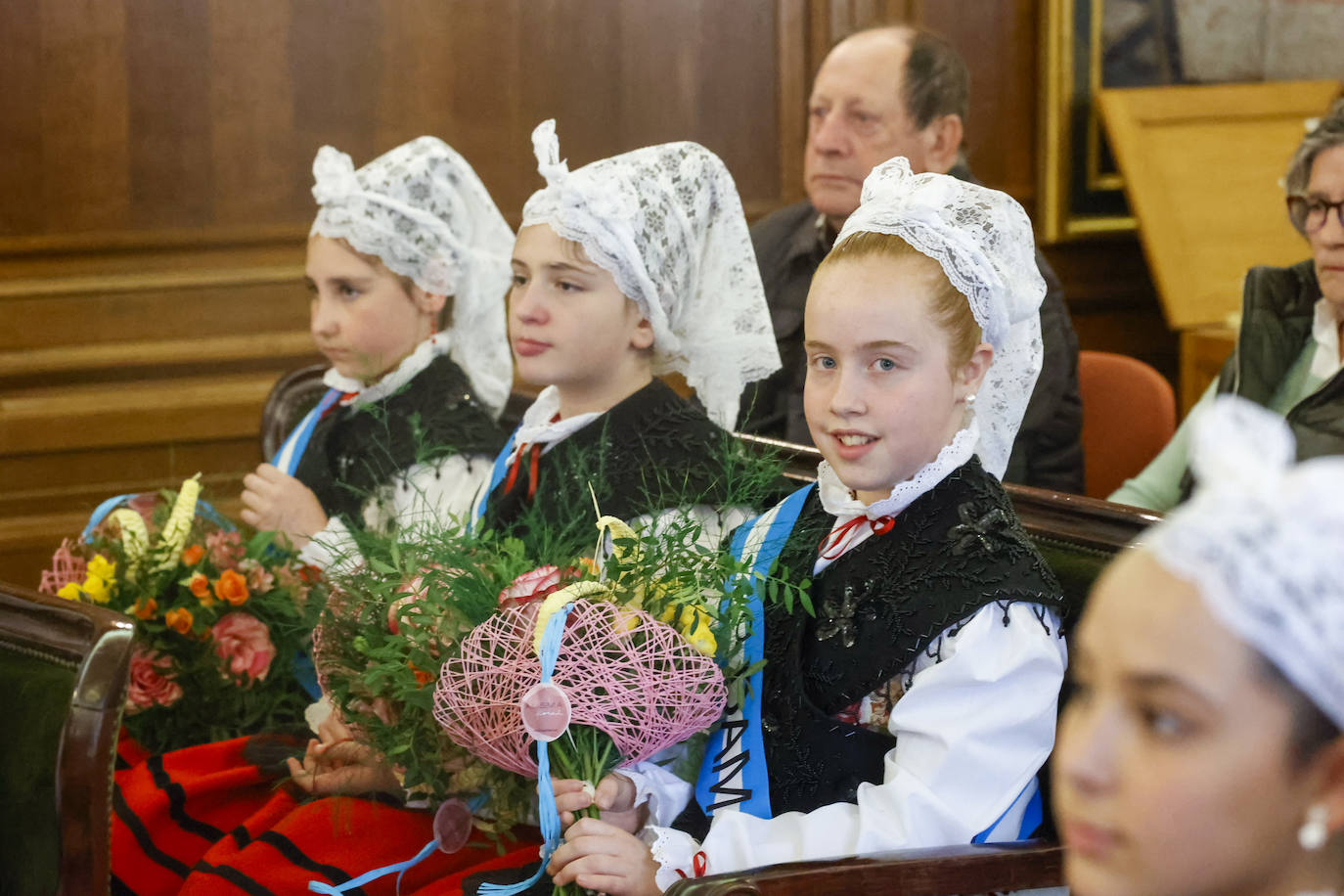 Imposición de bandas a la Xana, Xanina y damas