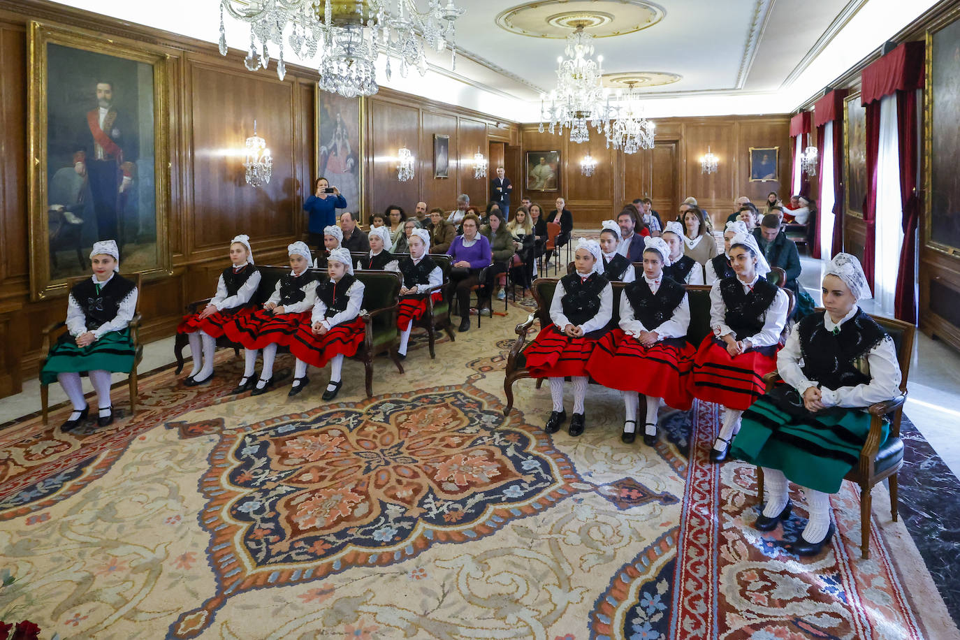 Imposición de bandas a la Xana, Xanina y damas