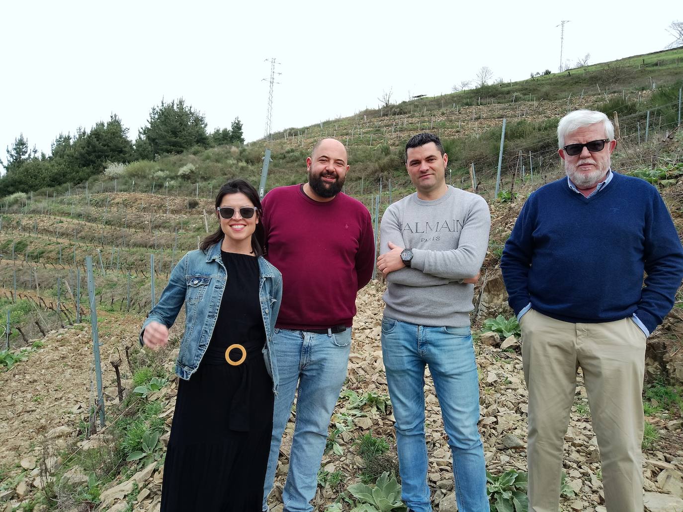 Jimena Menéndez, Miguel Llano, el bodeguero Luciano Crespo y Carlos Maribona, en un viñedo de La Verdea.