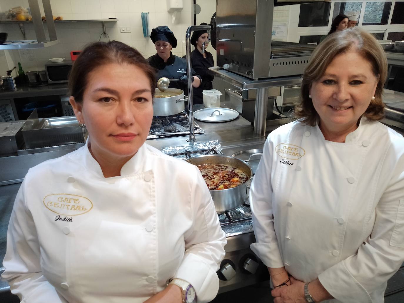 Esther Calles y Judith Gallo ante la olla con el pote finalista del Café Central de Gijón.