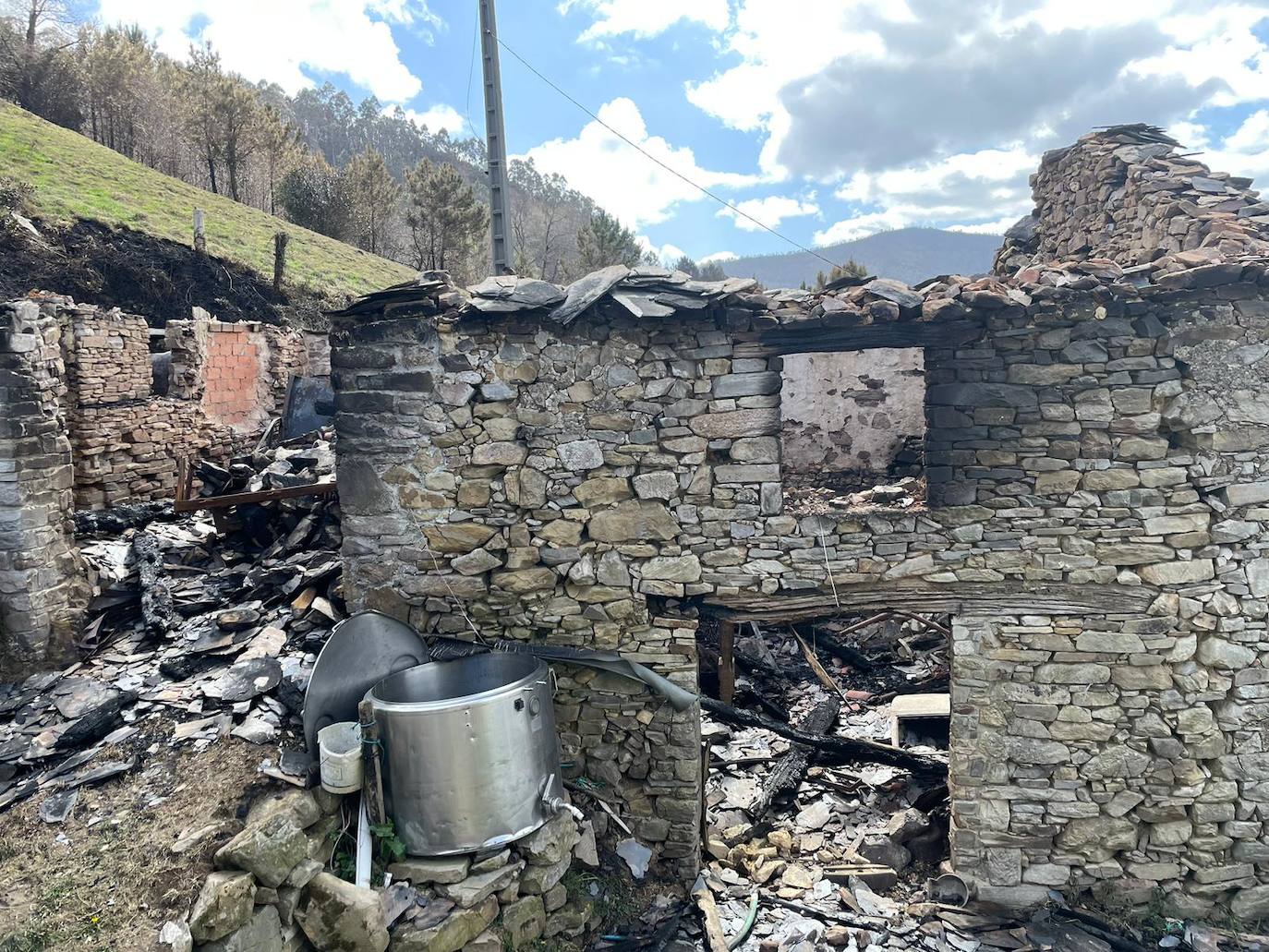 Las ruinas tras los incendios en Asturias