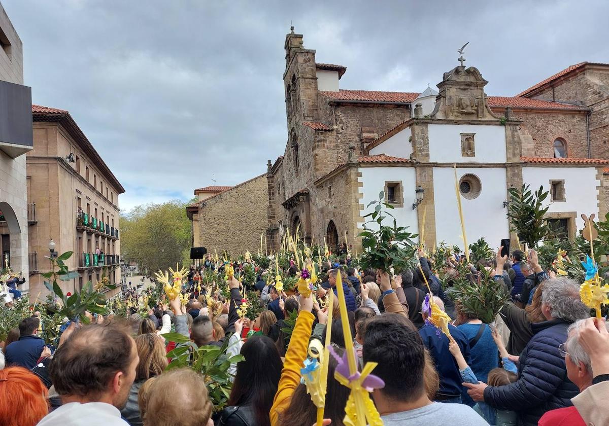 Bendición de ramos en la iglesia de San Antonio de Padua.