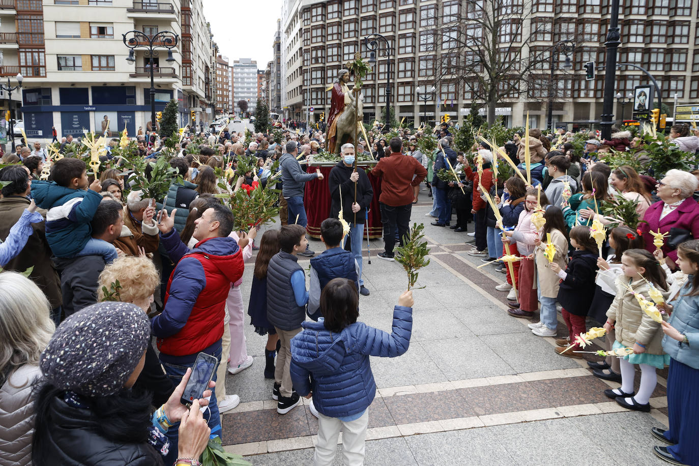 Multitudinario Domingo de Ramos en Gijón