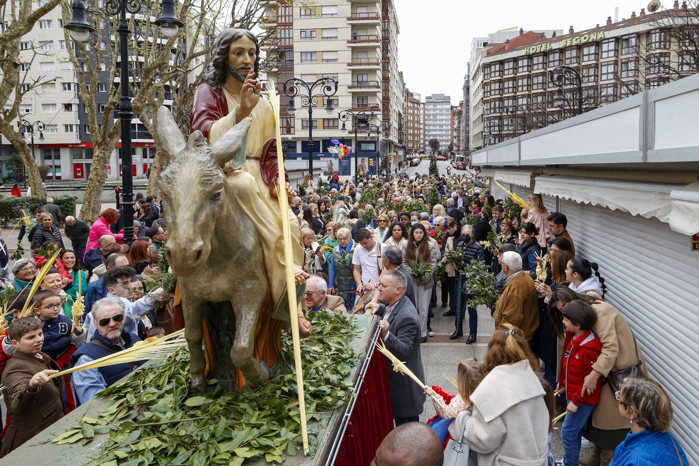 Multitudinario Domingo de Ramos en Gijón