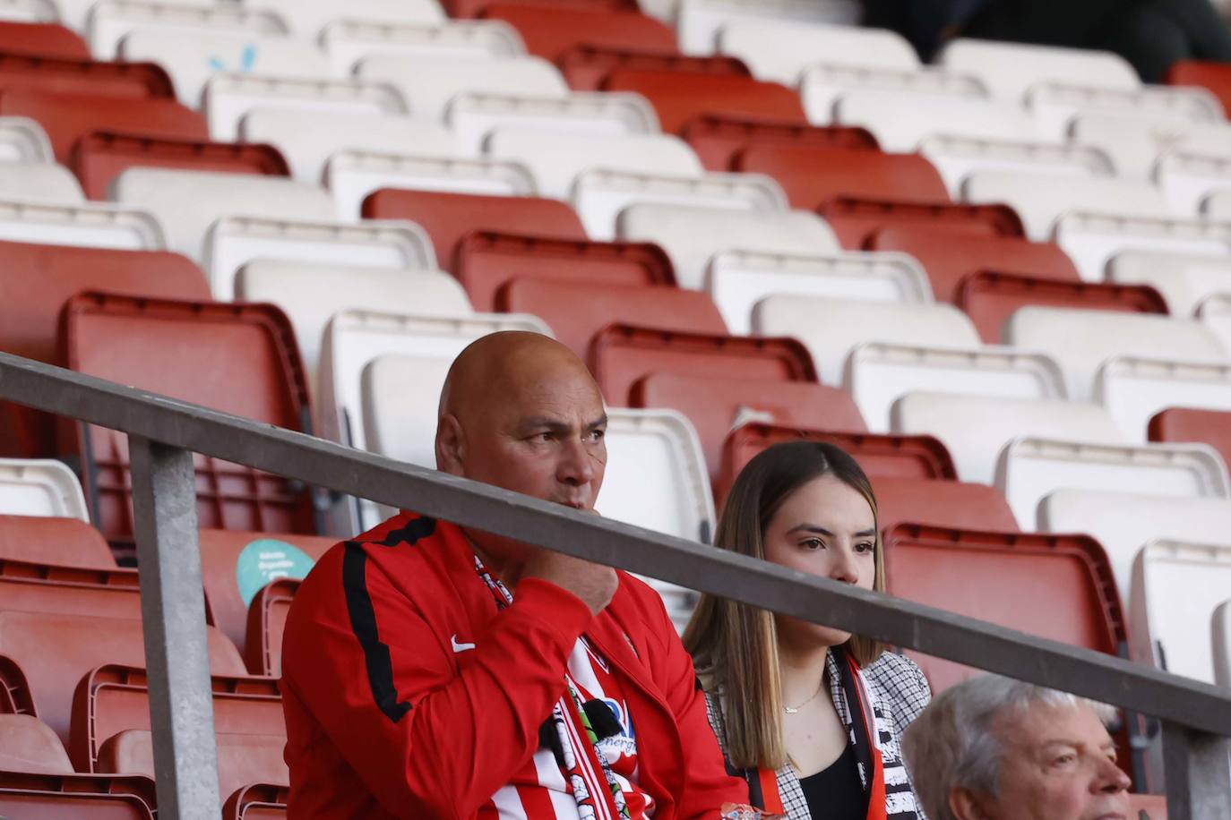 ¿Estuviste en el Sporting - Granada? ¡Búscate en las fotos!