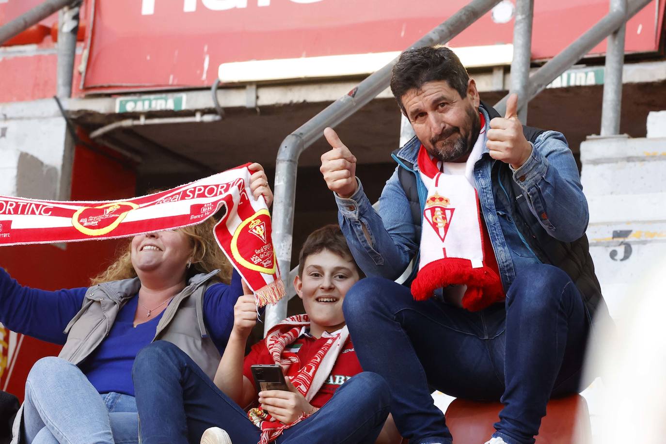 ¿Estuviste en el Sporting - Granada? ¡Búscate en las fotos!