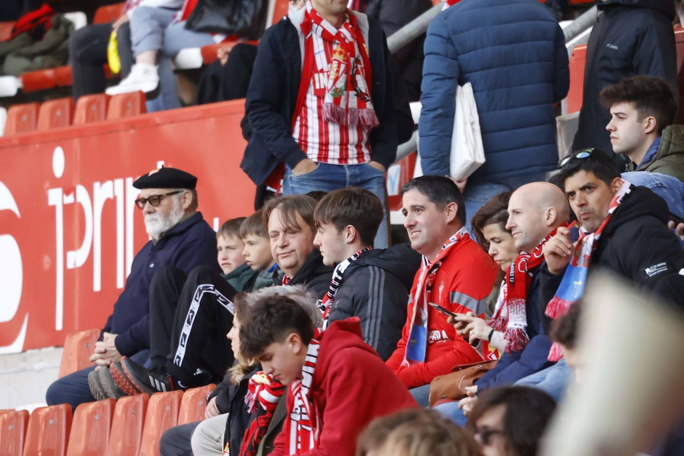 ¿Estuviste en el Sporting - Granada? ¡Búscate en las fotos!