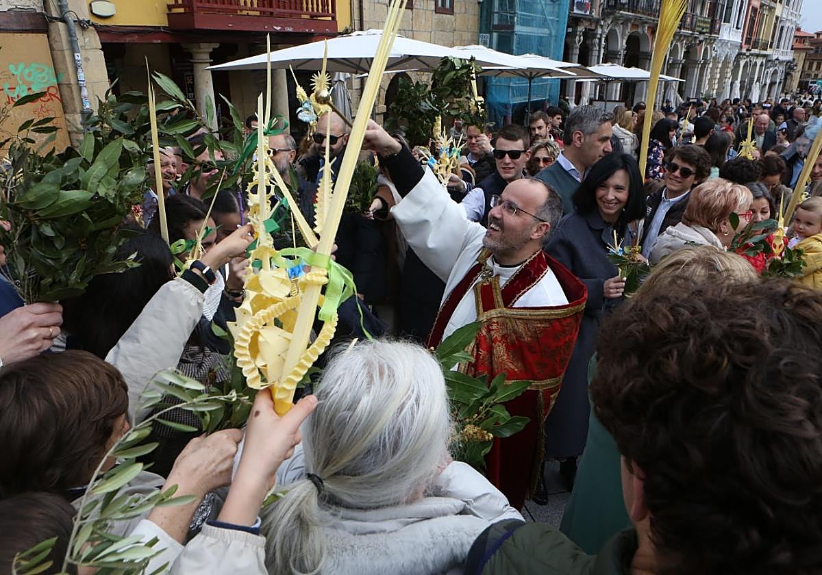 El párroco Alfonso López no dudó en meterse entre la multitud parque no quedara ningún ramo sin bendecir en el entorno de la iglesia de San Nicolás de Bari.