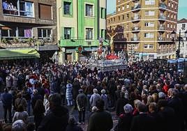 Un momento de la procesión de Los Estudiantes, con el Cristo de la Misericordia y ante multitud de gente a su paso.