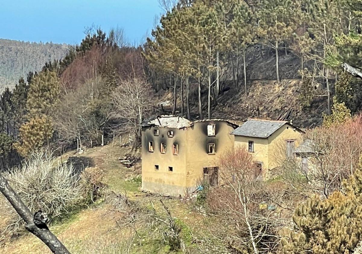 Gallinero, entre Ablanéu y Folgueirón, en Valdés, sufrió los efectos del fuego en sus edificios.