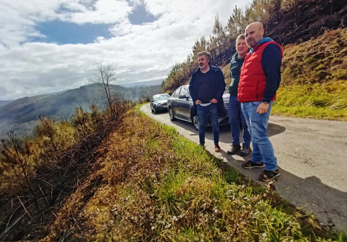 Alejandro Calvo, el alcalde de Tineo y su teniente de alcalde en el entorno de Navelgas-Naraval.