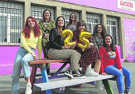 Miembros de Xurtir posan delante de su local en Los Campos.