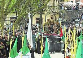 El paso de Jesús Nazareno, por el paseo central del parque del Muelle.