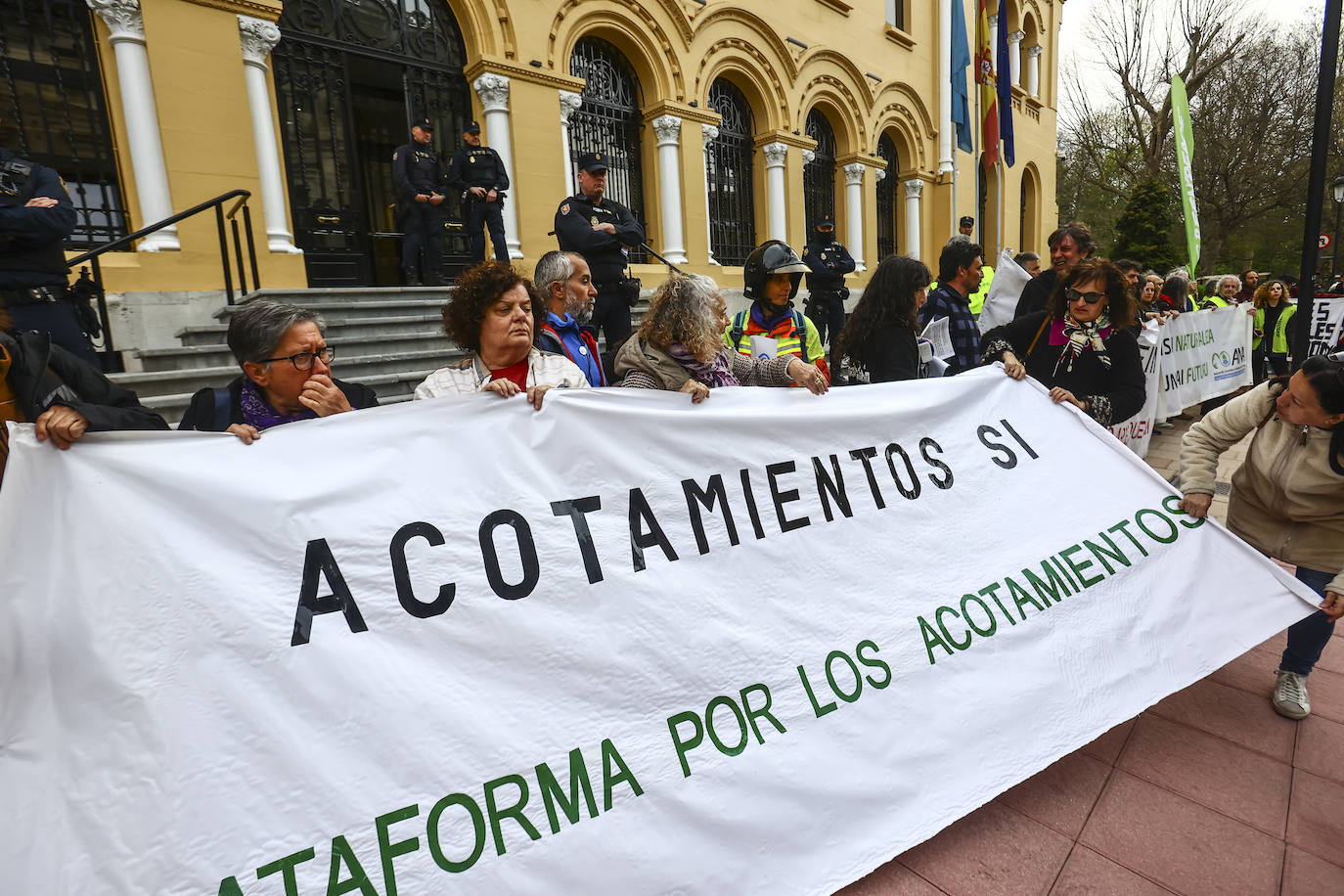 «Asturias no arde, la queman», claman ecologistas, bomberos y ganaderos