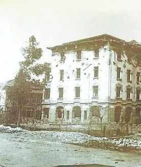 Imagen secundaria 2 - Foto 1: imagen de la Escuela del Hogar; foto 2: una clase con alumnas, durante los primeros años; foto 3: el edificio de las Dominicas, tras la Guerra Civil.