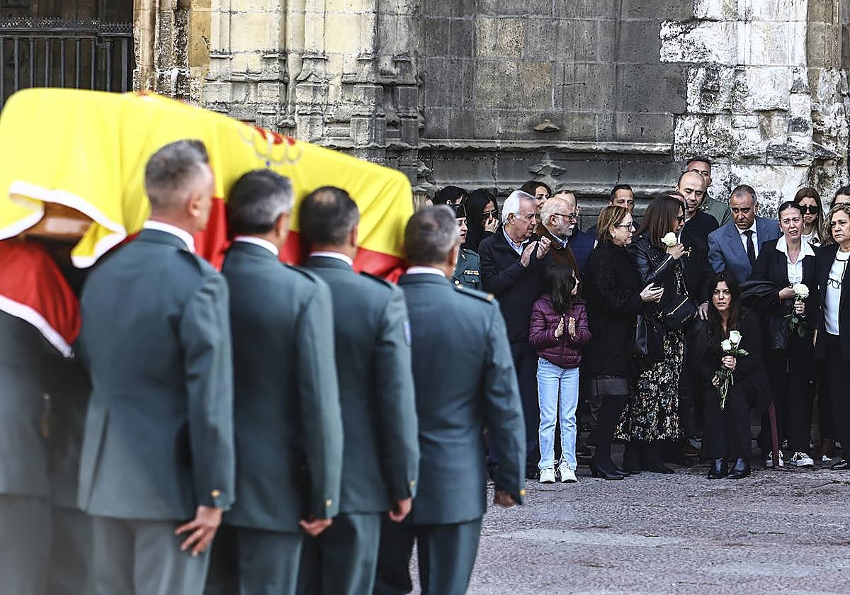 Los compañeros de Dámaso Guillén portan su féretro ante la desolada familia del agente fallecido.