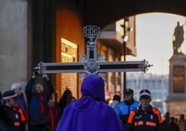 La procesión del Silencio en Gijón vence al frío y se recoge en San Pedro