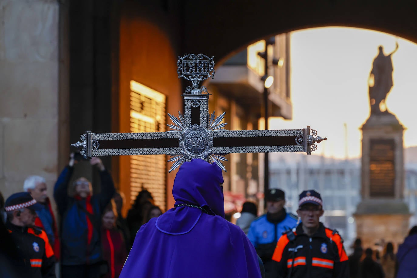 La procesión del Silencio en Gijón vence al frío y se recoge en San Pedro