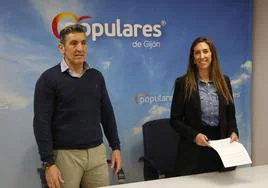 Ángela Pumariega y Jorge Pañeda, en la sede del PP en Gijón