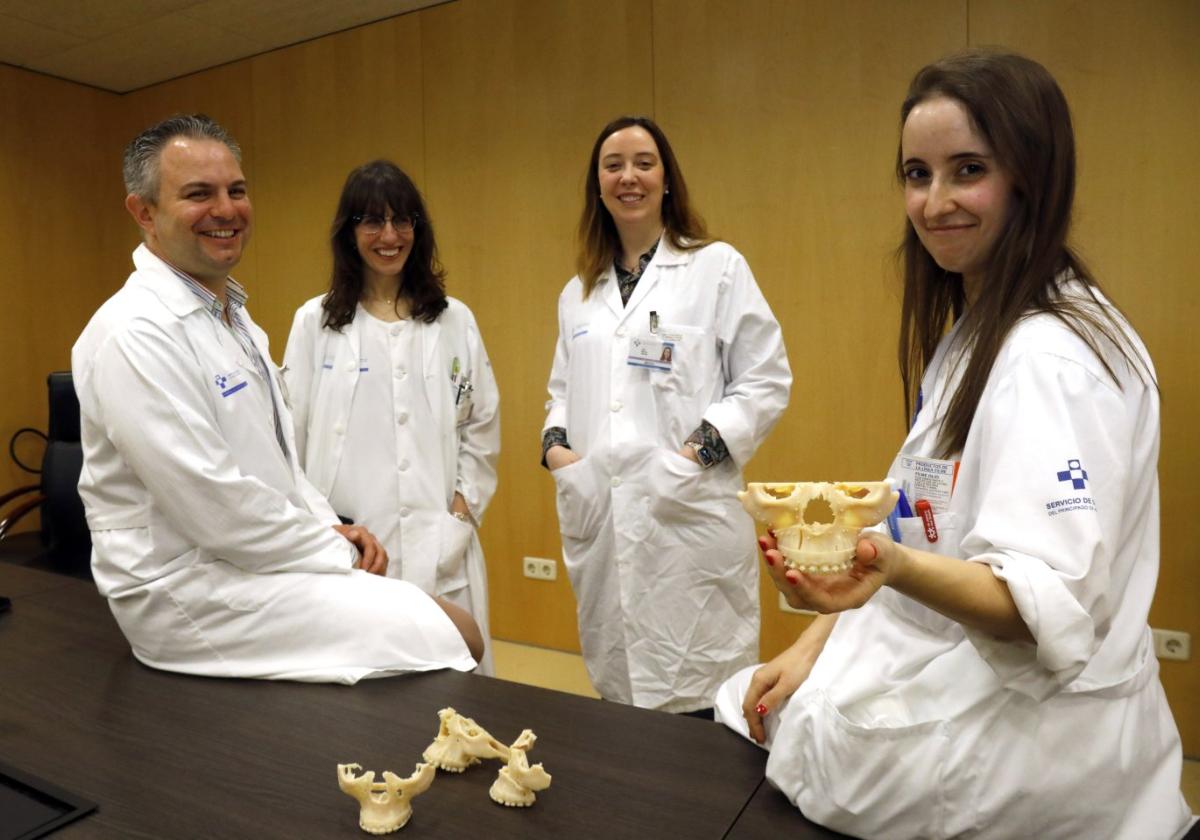 Los cirujanos maxilofaciales Alejandro Pelaz, Lorena Gallego, Alba Novoa y Laura Rúa, en Cabueñes.