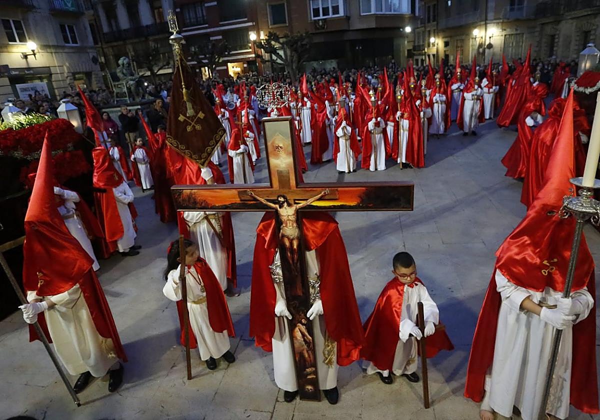 Disposición La cruz encabezó la procesión que, desde Rivero, llegó a Camposagrado.