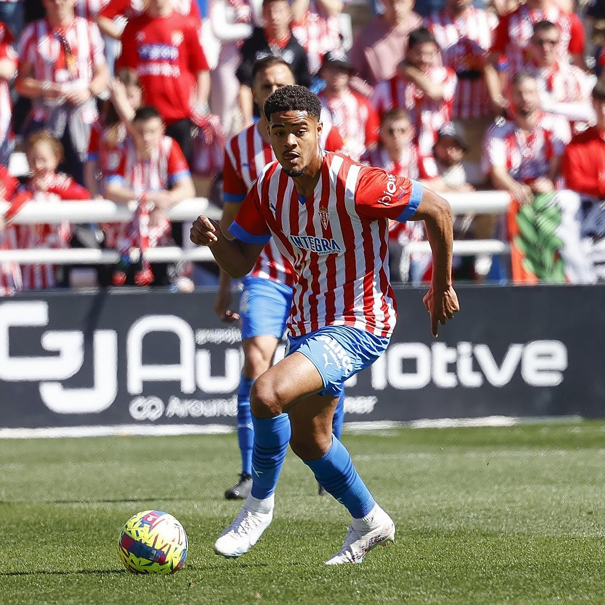 Varane se gana al vestuario y a la afición