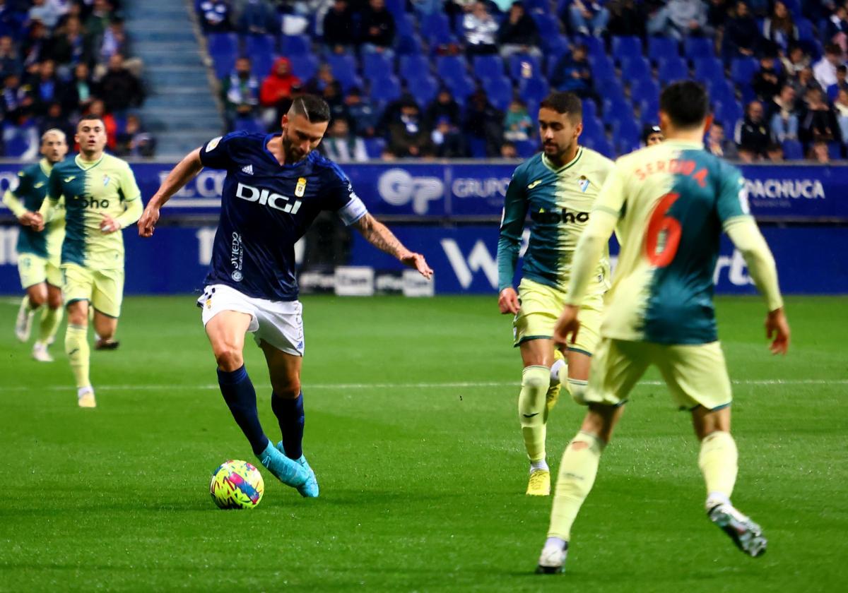 El delantero Borja Bastón trata de conducir un balón el pasado sábado ante el Eibar.