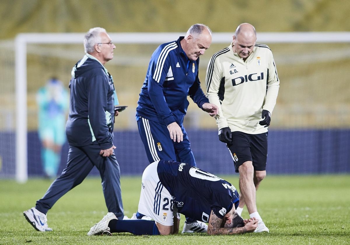 El doctor Manuel Rodríguez y el fisio Gabri Díaz atienden a Hugo Rama.