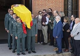 Funeral por el guardia civil Dámaso Guillén, ayer, en Bailén (Jaén).