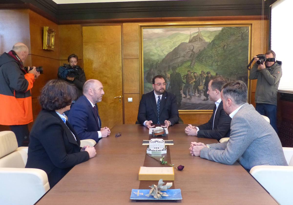 Adrián Barbón junto a Juan Cofiño y los representantes de la compañía Royal A-ware, esta mañana