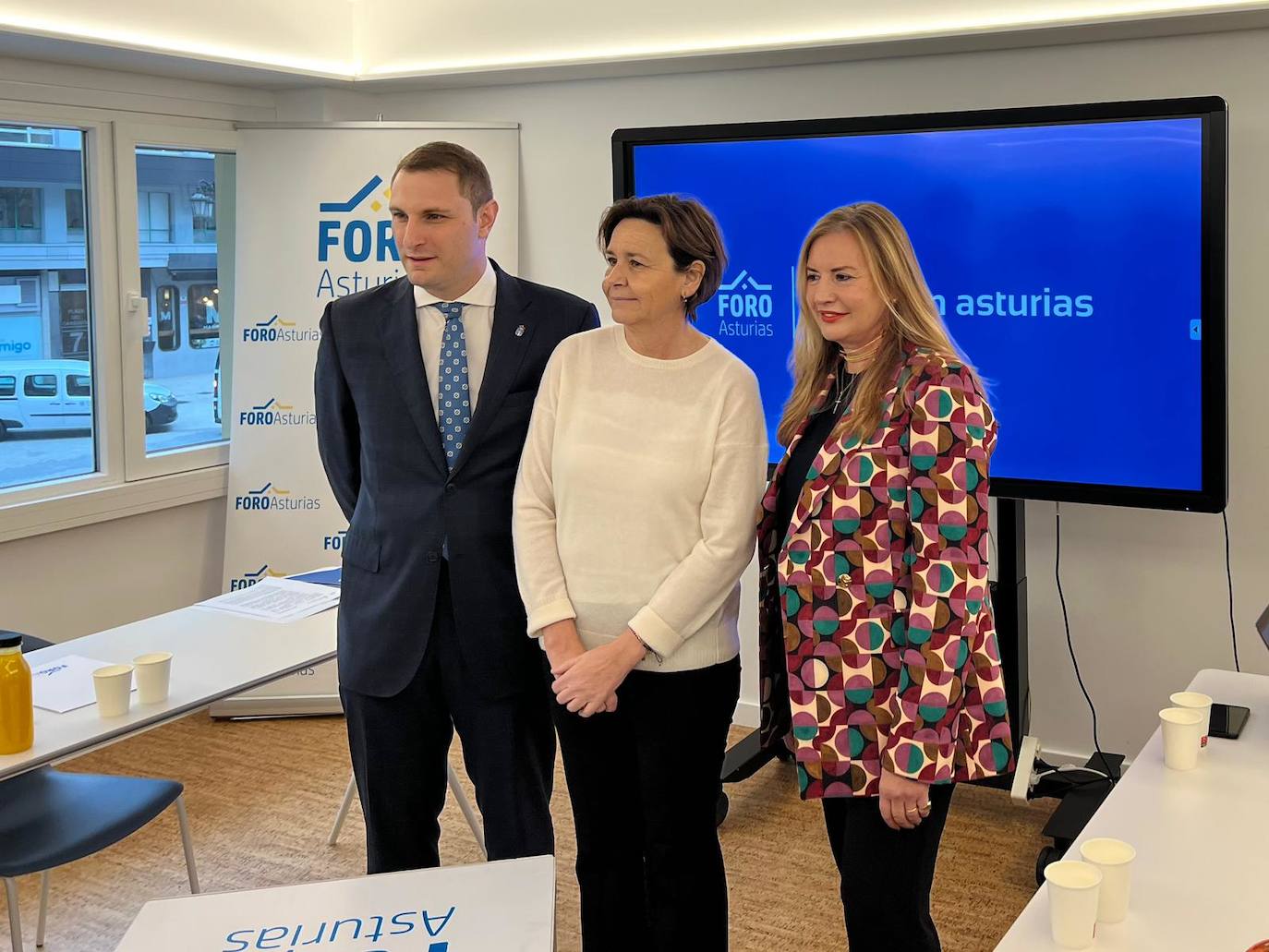 Adrián Pumares, la presidenta de Foro, Carmen Moriyón, y Emilia Calvo, en la sede regional del partido.