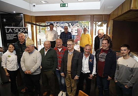Miembros de los siete llagares participantes, con Juan Roza coronado con montera picona de corchos, el jurado y la escanciadora.