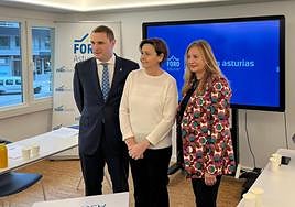 Adrián Pumares, Carmen Moriyón y Emilia Calvo, en la sede de Foro.