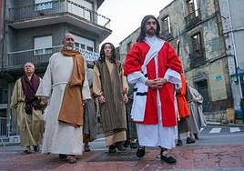 El Vía Crucis viviente crece y emociona en Infiesto