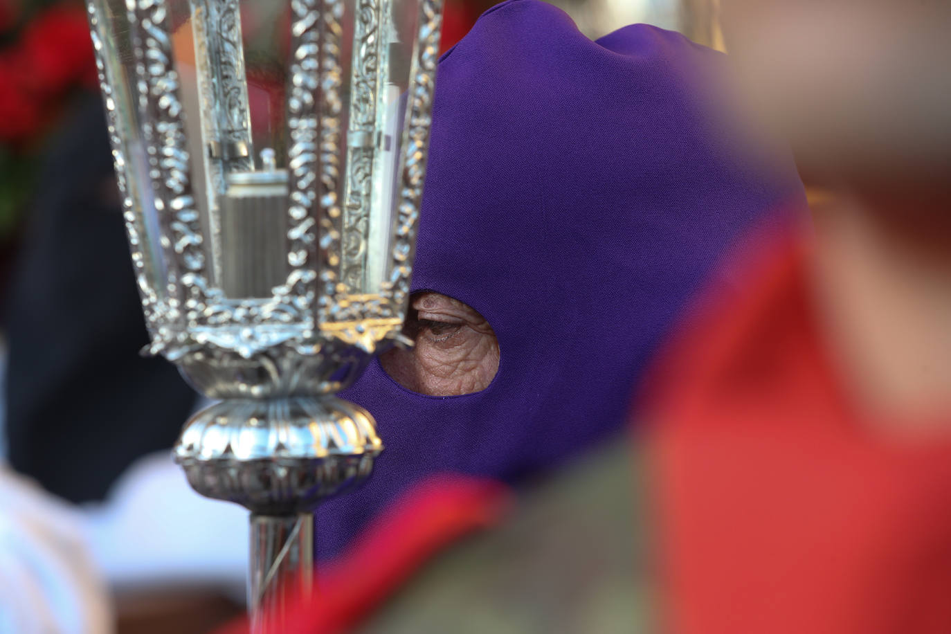 Los gastadores dan realce a un multitudinario Vía Crucis