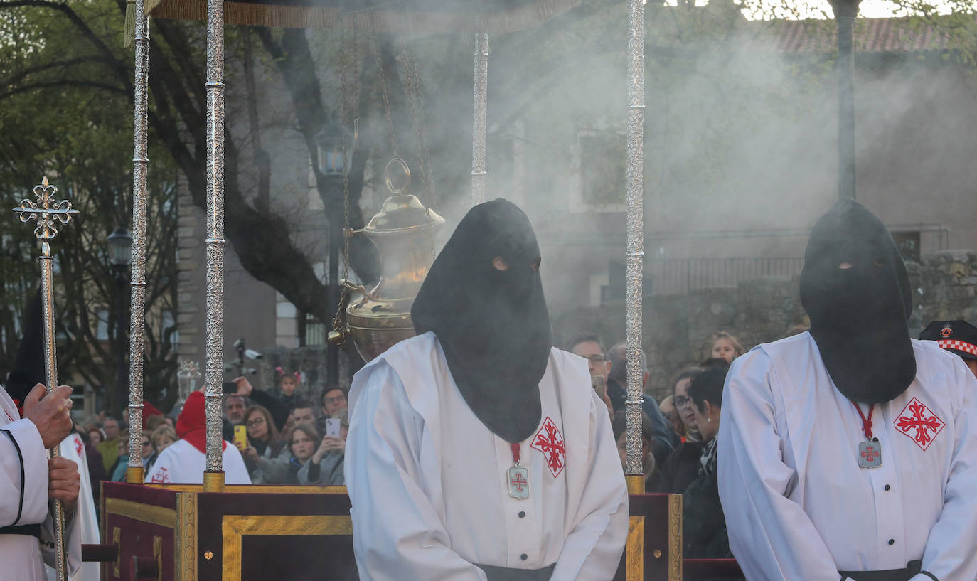 Los gastadores dan realce a un multitudinario Vía Crucis