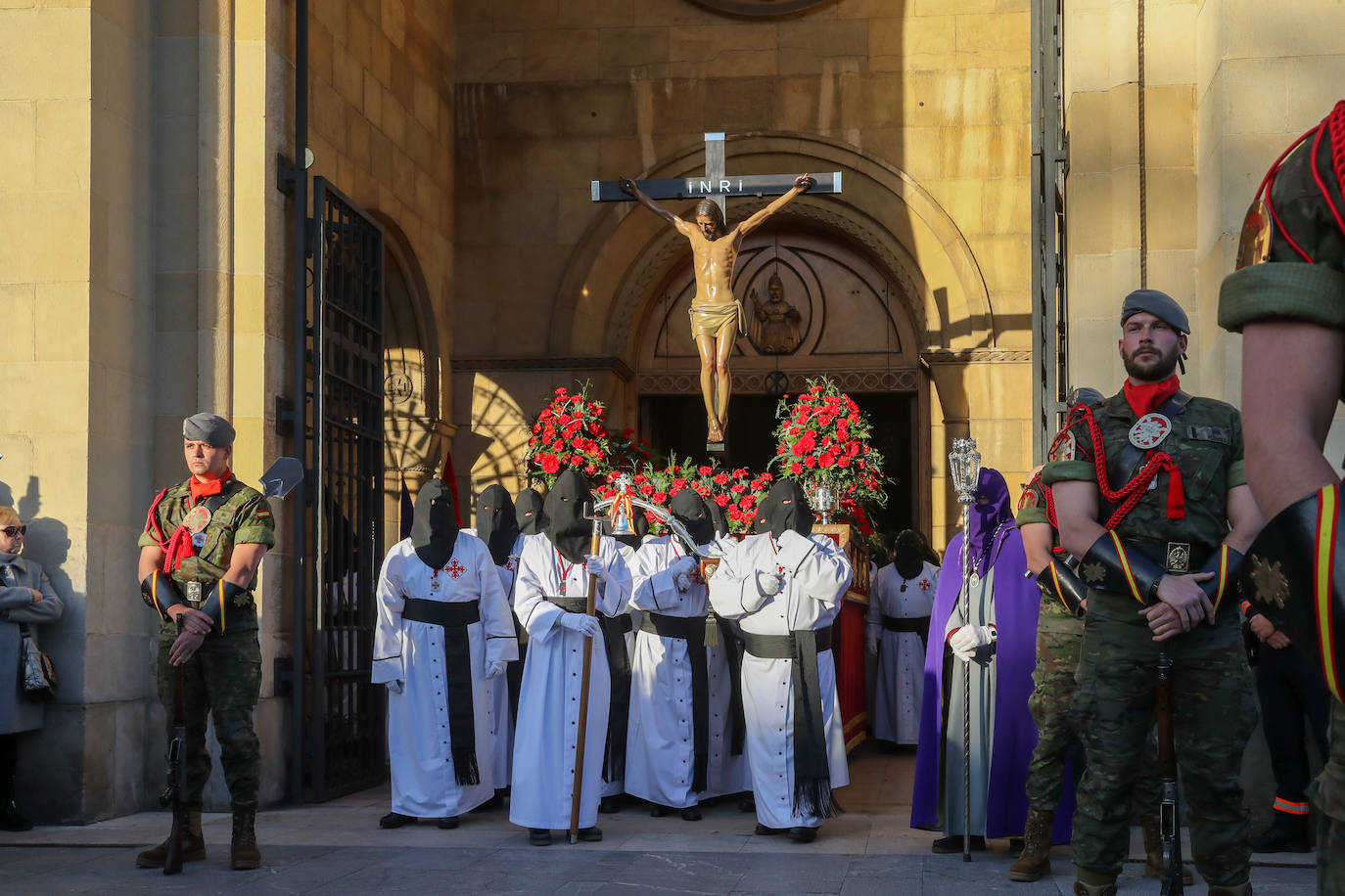 Los gastadores dan realce a un multitudinario Vía Crucis