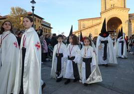 Los gastadores dan realce a un multitudinario Vía Crucis