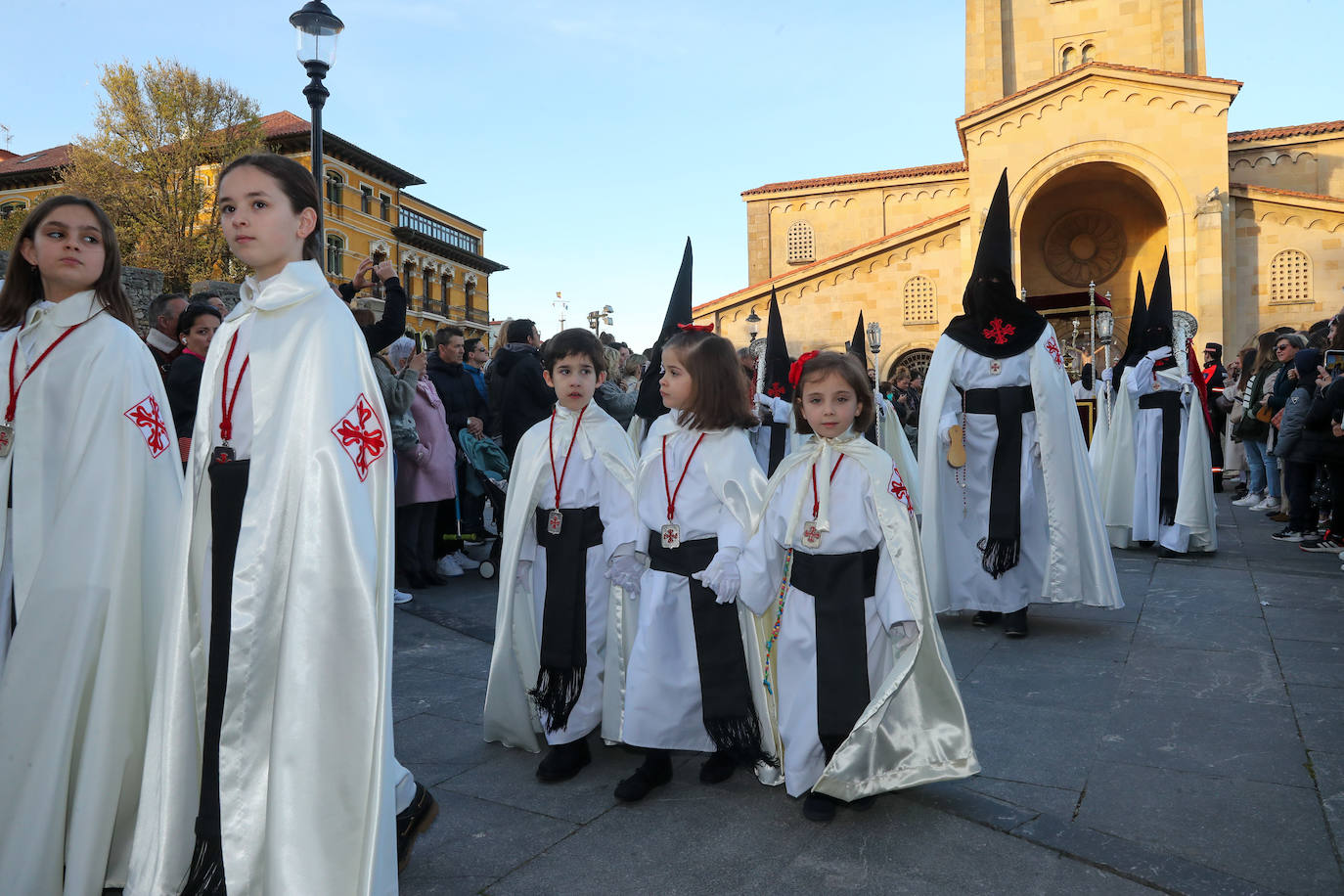 Los gastadores dan realce a un multitudinario Vía Crucis