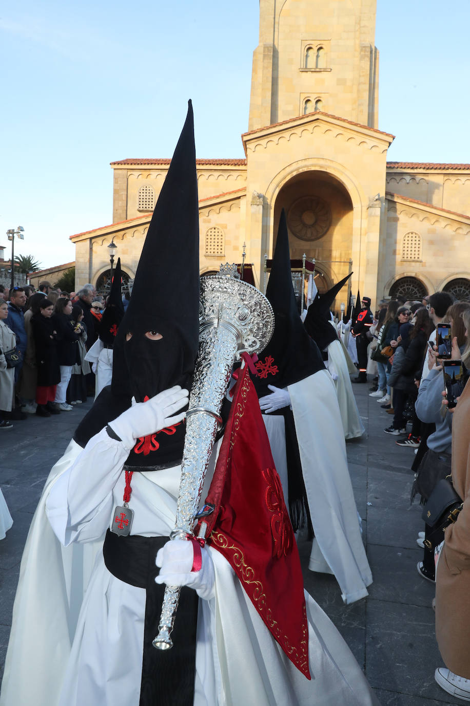 Los gastadores dan realce a un multitudinario Vía Crucis