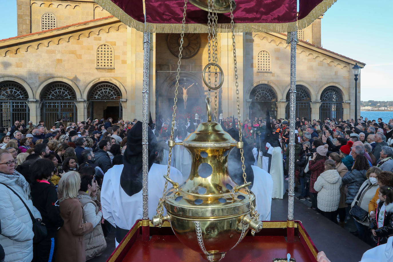 Los gastadores dan realce a un multitudinario Vía Crucis