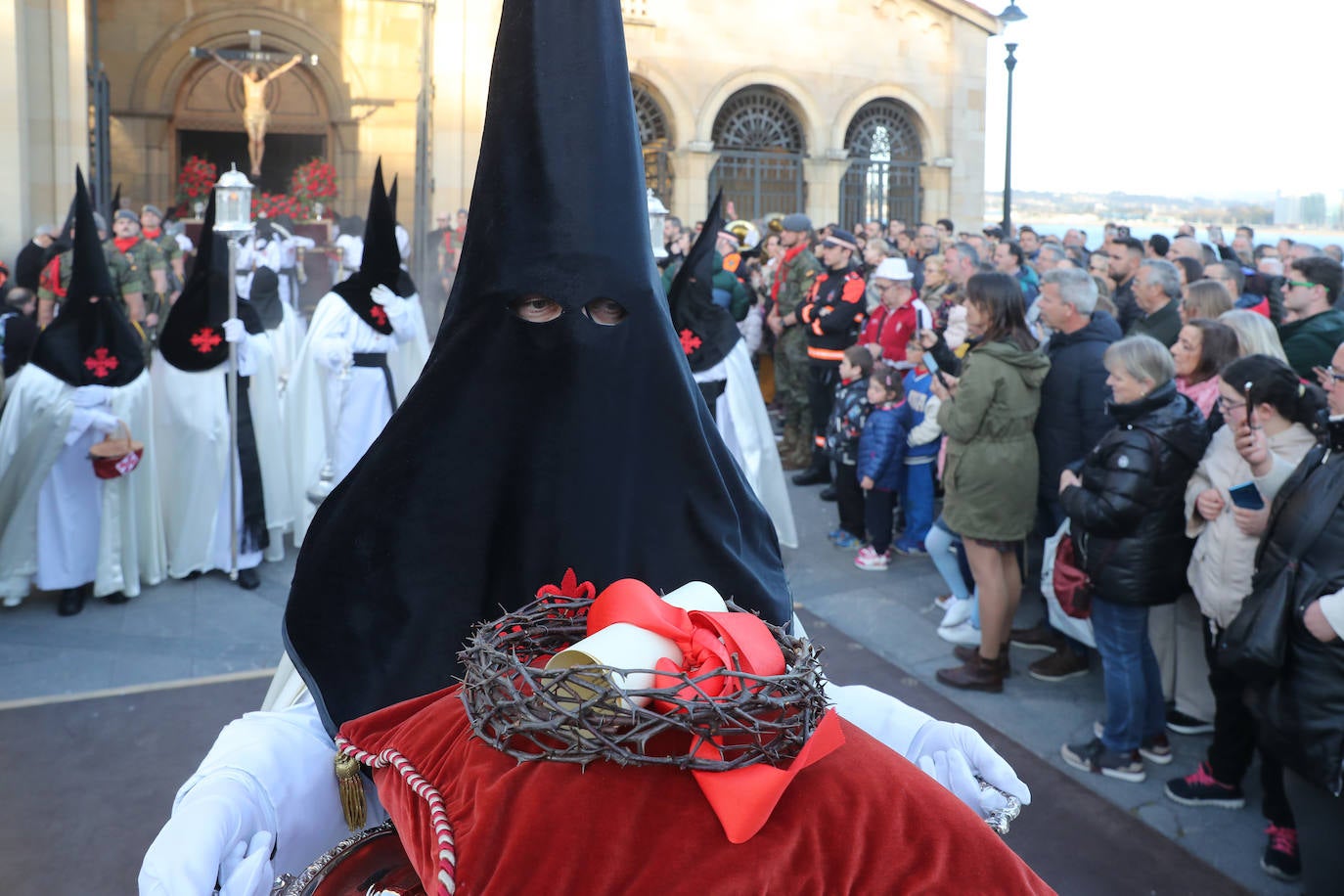 Los gastadores dan realce a un multitudinario Vía Crucis