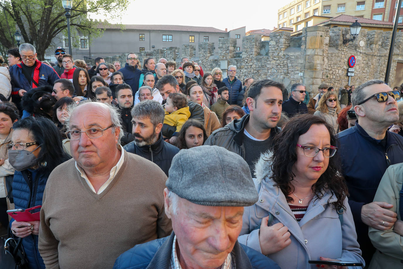 Los gastadores dan realce a un multitudinario Vía Crucis