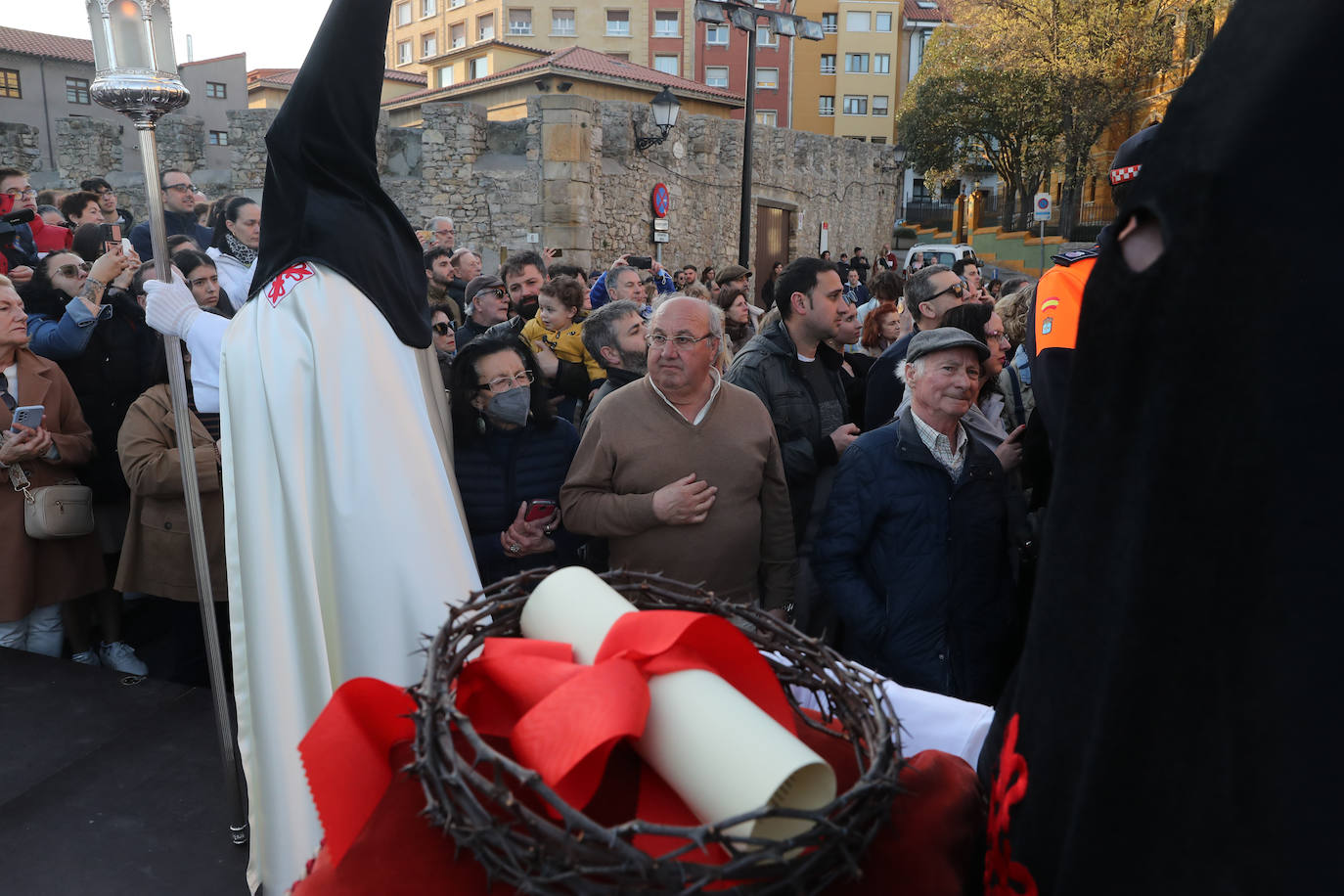 Los gastadores dan realce a un multitudinario Vía Crucis