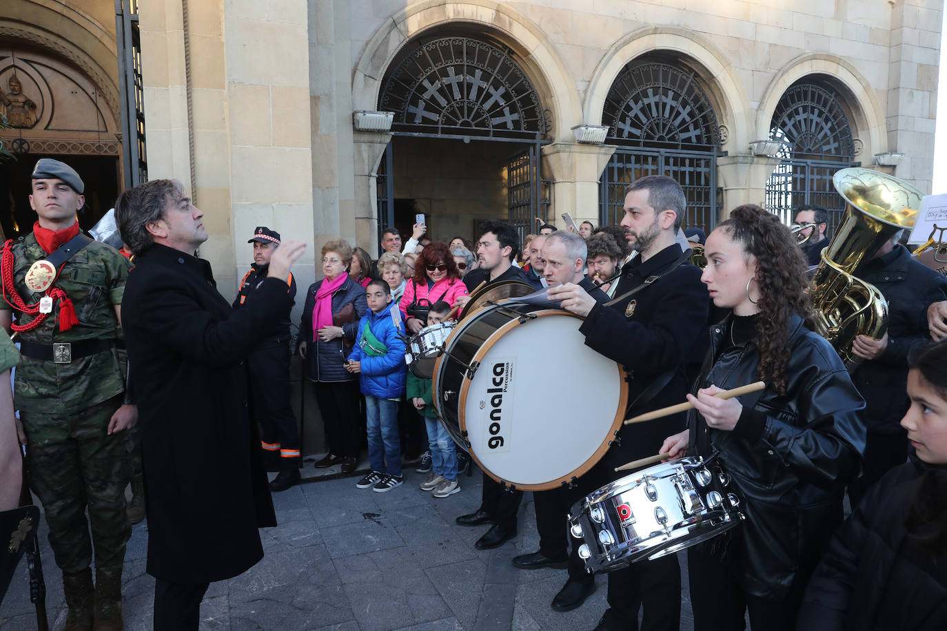 Los gastadores dan realce a un multitudinario Vía Crucis